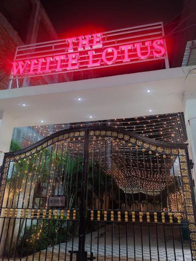 Hotel The White Lotus Gaya Exteriér fotografie